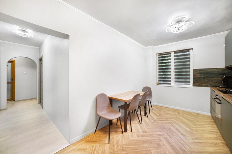 Vatra Luminoasa, decomandat, renovat, ready to move in.