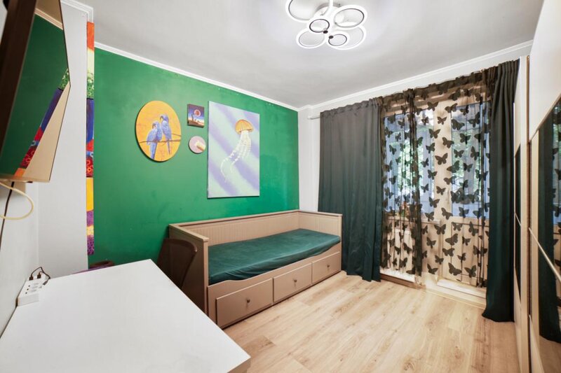 Vatra Luminoasa, decomandat, renovat, ready to move in.